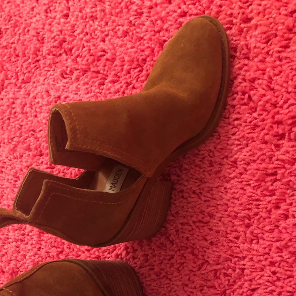 STEVE MADDEN camel cutout booties